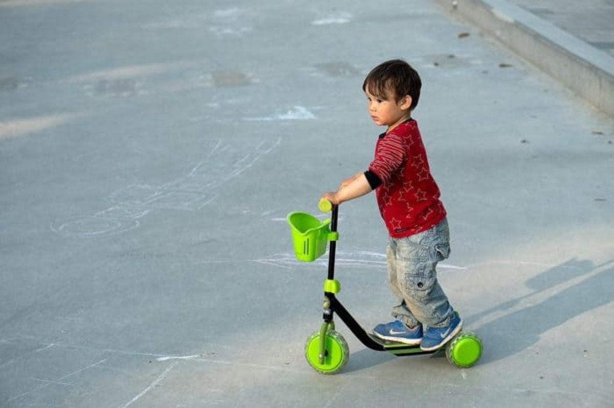 child skating cycle